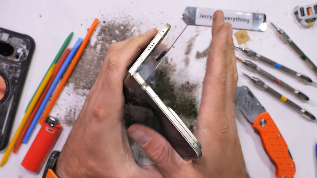 Alors qu'il était en pleine torture, JerryRigEverything a vu de la fumée sortir du Pixel 10 Pro Fold.