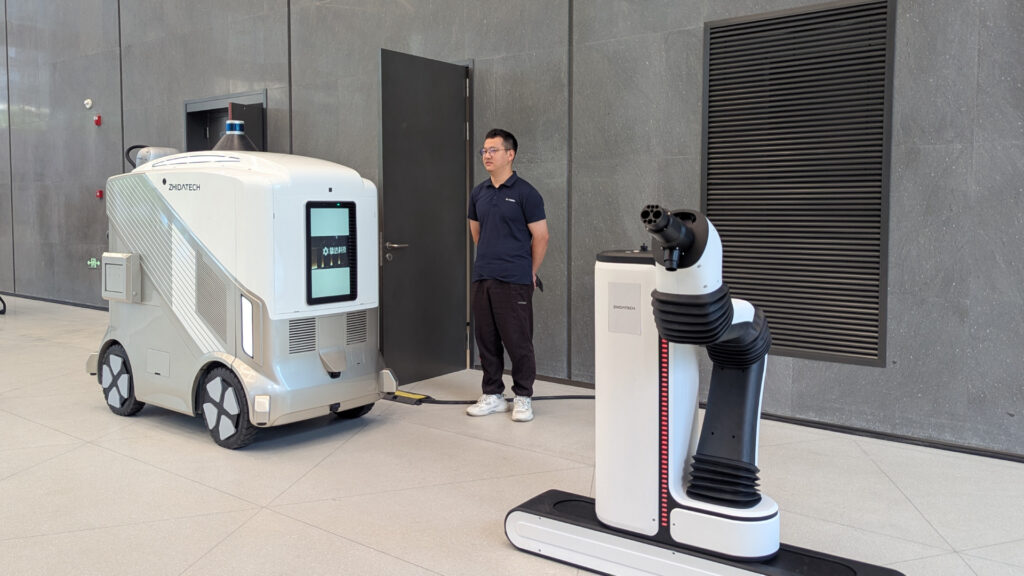 Robots autonome de recharge et bras robotisé de ZD Energy  // Source : Raphaelle Baut pour Numerama