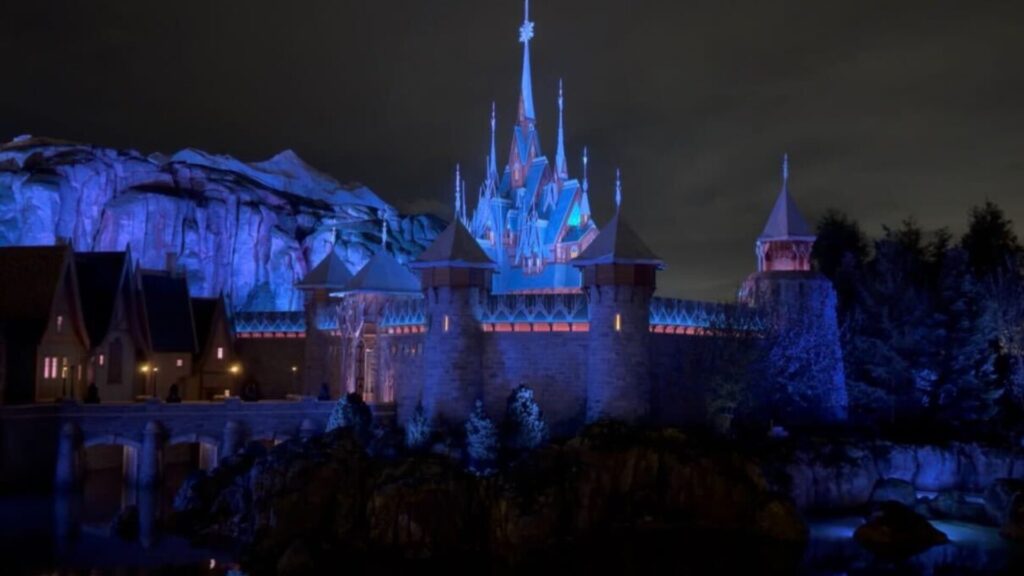 Le château de la reine des neiges, visible au fond du parc. Le château de la reine des neiges, visible au fond du parc.
