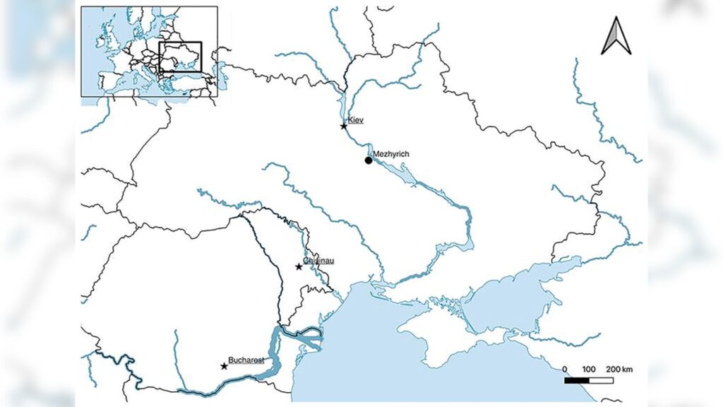 Carte de l'emplacement du site archéologique située à Mezhyrich en Europe centrale et orientale. // Source : A revised radiocarbon chronology for the mammoth bone structures and associated features at Mezhyrich, Ukraine Carte de l'emplacement du site archéologique située à Mezhyrich en Europe centrale et orientale. // Source : A revised radiocarbon chronology for the mammoth bone structures and associated features at Mezhyrich, Ukraine