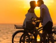 Couple s'embrassant au soleil couchant // Source : AsadPhotoMaldives-Pexels Couple s'embrassant au soleil couchant // Source : AsadPhotoMaldives-Pexels