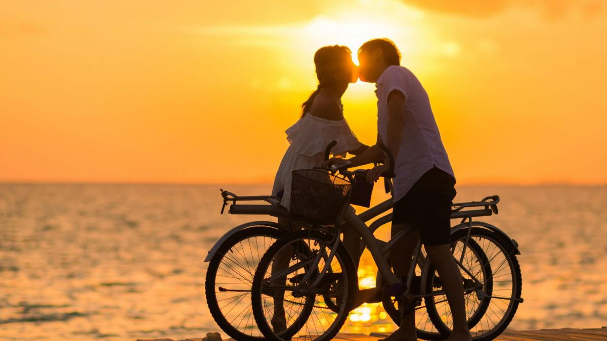 Couple s'embrassant au soleil couchant // Source : AsadPhotoMaldives-Pexels Couple s'embrassant au soleil couchant // Source : AsadPhotoMaldives-Pexels
