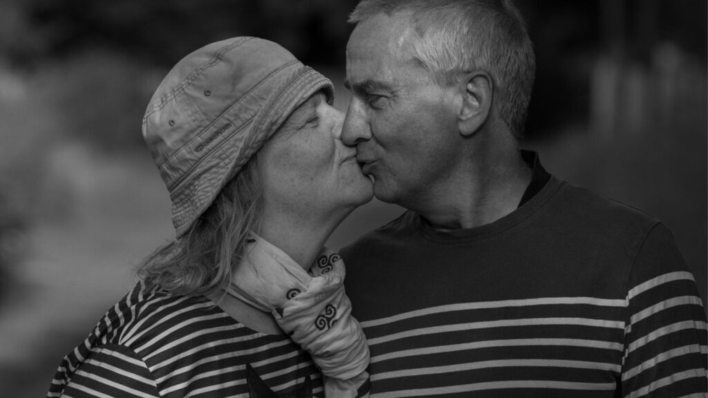 Couple âgé s'embrassant // Source : JACLOU-DL- Pixabay Couple âgé s'embrassant // Source : JACLOU-DL- Pixabay