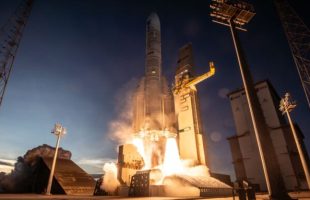 Décollage du lanceur Ariane 6 pour son vol VA265, le 4 novembre 2025 depuis le Centre Spatial Guyanais. // Source : CNES/ESA/Arianespace-ArianeGroup/Optique Vidéo CSG/P Piron, 2025 Décollage du lanceur Ariane 6 pour son vol VA265, le 4 novembre 2025 depuis le Centre Spatial Guyanais. // Source : CNES/ESA/Arianespace-ArianeGroup/Optique Vidéo CSG/P Piron, 2025