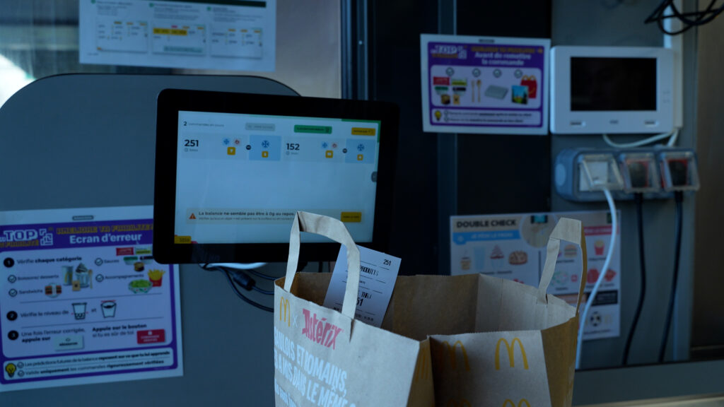 Au Drive, les équipiers auront désormais ce petit écran. Ils doivent poser le sac sur la balance. Au Drive, les équipiers auront désormais ce petit écran. Ils doivent poser le sac sur la balance.