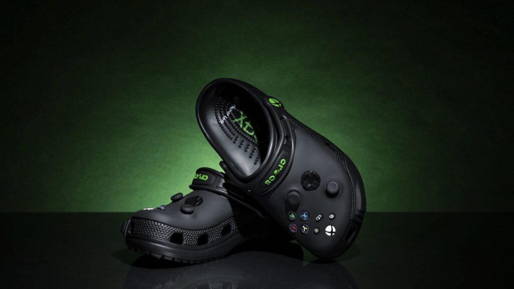 Une paire de Crocs à l'effigie de Xbox // Source : Crocs Une paire de Crocs à l'effigie de Xbox // Source : Crocs