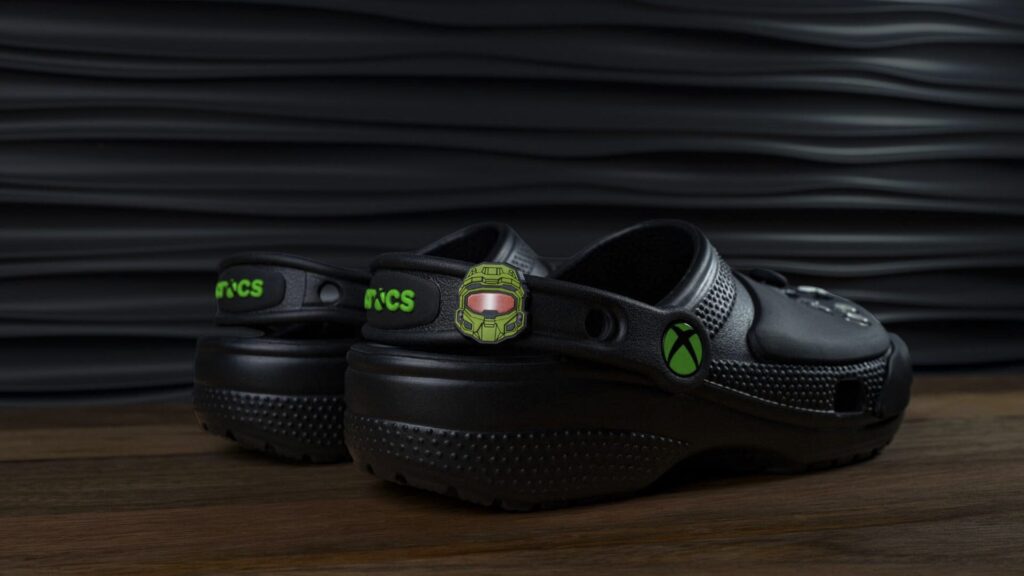 Une paire de Crocs à l'effigie de Xbox // Source : Crocs Une paire de Crocs à l'effigie de Xbox // Source : Crocs