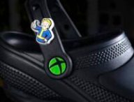 Une paire de Crocs à l'effigie de Xbox // Source : Crocs