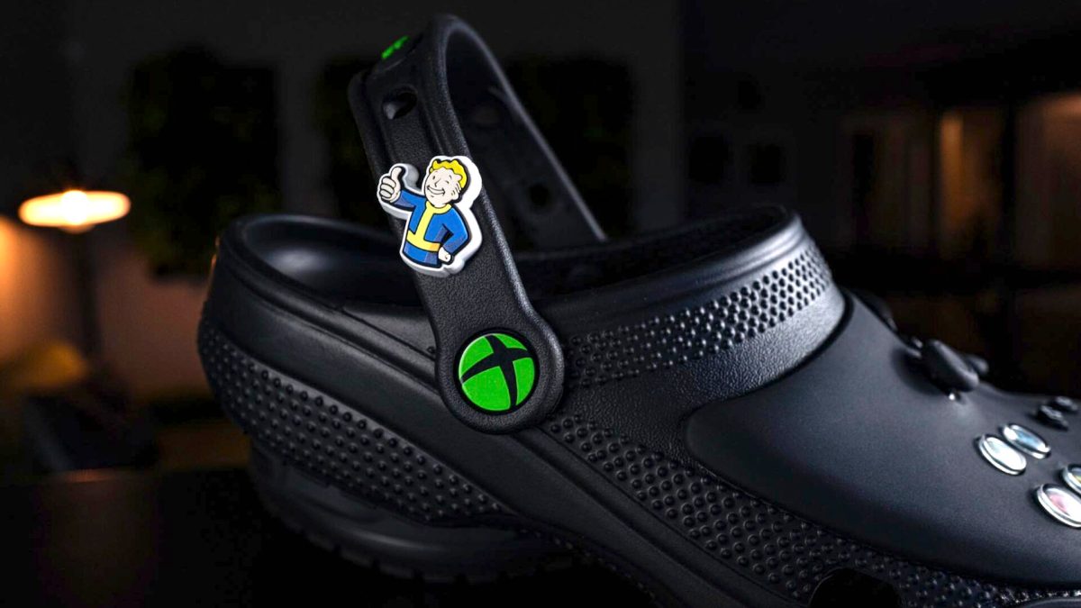 Une paire de Crocs à l'effigie de Xbox // Source : Crocs Une paire de Crocs à l'effigie de Xbox // Source : Crocs
