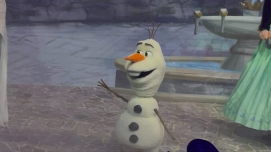 Le robot Olaf à Disneyland Paris. // Source : Numerama Le robot Olaf à Disneyland Paris. // Source : Numerama