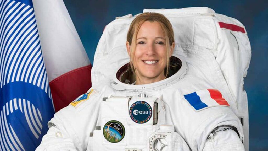 Photo officielle de Sophie Adenot en combinaison extra-véhiculaire Photo officielle de Sophie Adenot en combinaison extra-véhiculaire