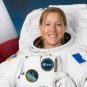 Photo officielle de Sophie Adenot en combinaison extra-véhiculaire. Source : ESA Photo officielle de Sophie Adenot en combinaison extra-véhiculaire. Source : ESA