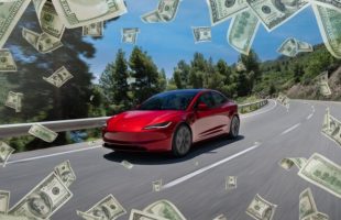 Tesla augmente de 2 000 € le prix de la Model 3 // Source : Montage Robin San Vicente pour Numerama