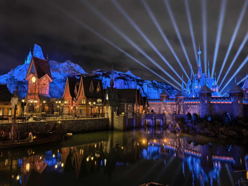 De nuit, Arendelle est magnifique. Notre seul regret est que la zone piétonne est relativement petite, malgré des décors somptueux. De nuit, Arendelle est magnifique. Notre seul regret est que la zone piétonne est relativement petite, malgré des décors somptueux.