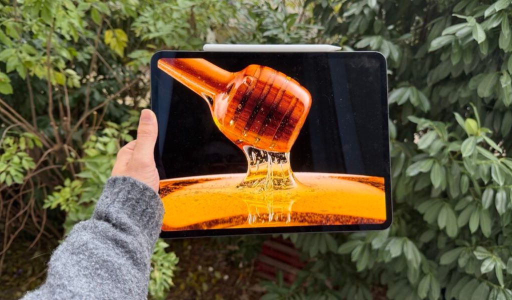 Même en extérieur, les pics de luminosité de l'iPad Pro, particulièrement avec des contenus HDR, sont fous. Le taux de contraste est exceptionnel grâce à l'OLED. Même en extérieur, les pics de luminosité de l'iPad Pro, particulièrement avec des contenus HDR, sont fous. Le taux de contraste est exceptionnel grâce à l'OLED.
