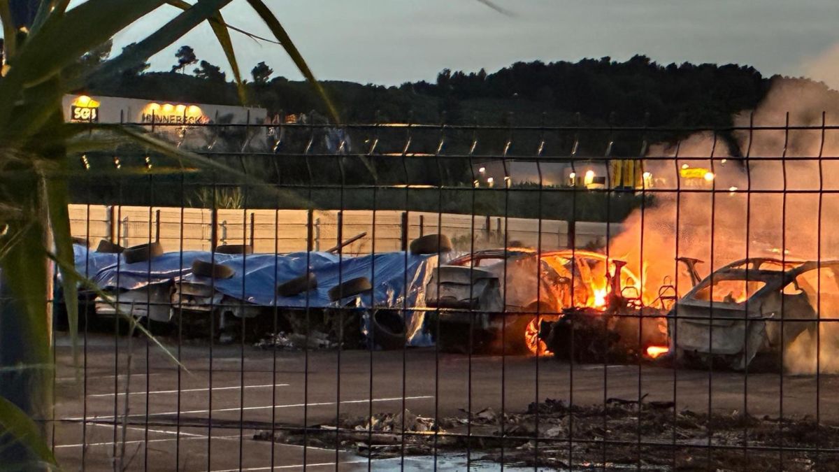 Les Tesla brûlées sur le parking de la concession près de Marseille. // Source : InfoLibertaire Les Tesla brûlées sur le parking de la concession près de Marseille. // Source : InfoLibertaire