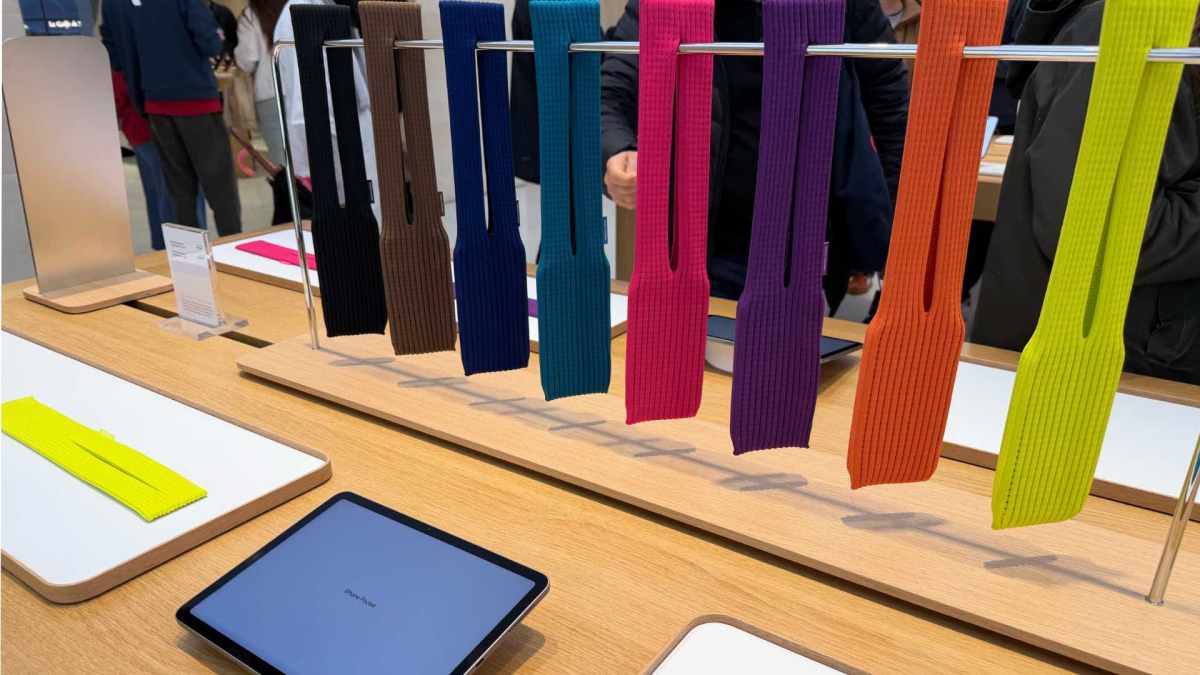 Dans son Apple Store samedi, Apple n'exposait plus que le petit modèle avec des miroirs, faute de stock pour le modèle long.