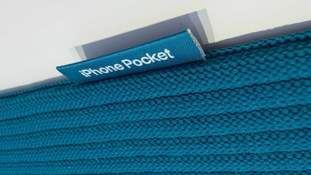 L'étiquette de l'iPhone Pocket est ce qui le rend unique : elle mentionne d'un côté l'iPhone et de l'autre ISSEY MIYAKE.