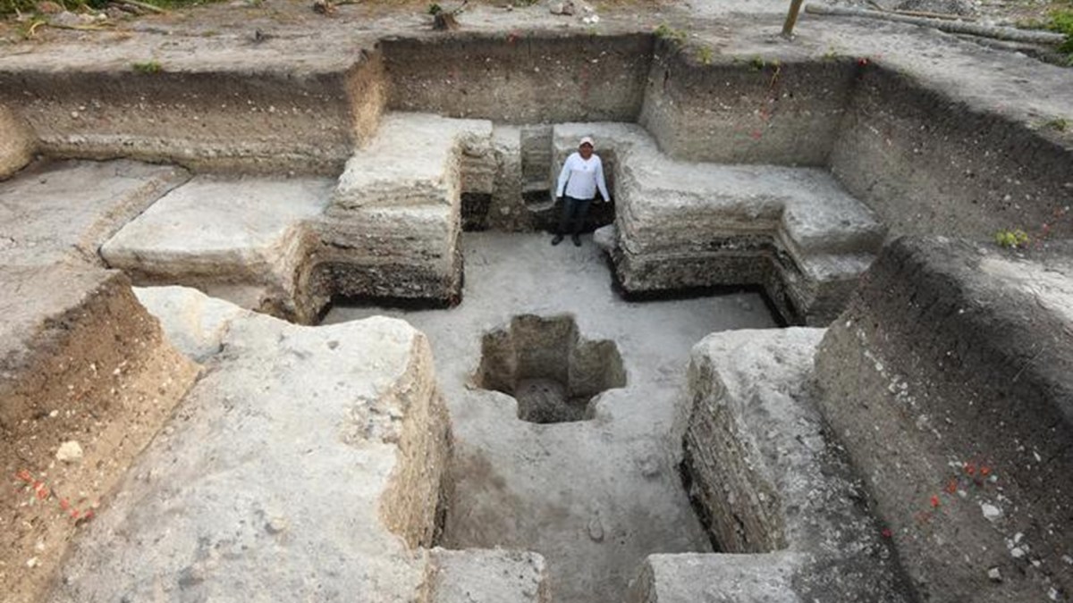 Excavation de la forme cruciforme sur le site Maya. // Source : Takeshi Inomata Excavation de la forme cruciforme sur le site Maya. // Source : Takeshi Inomata