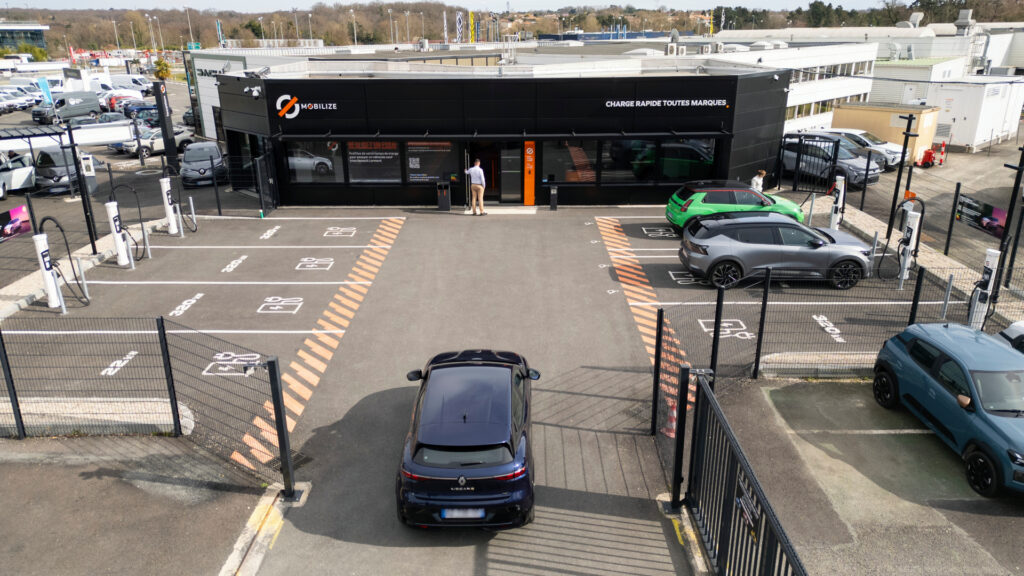 Station Mobilize de charge rapide avec son lounge // Source : Mobilize Station Mobilize de charge rapide avec son lounge // Source : Mobilize
