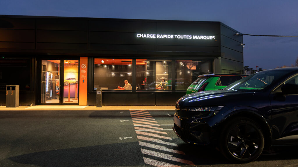 Le lounge est apprécié par les clients de la recharge // Source : Mobilize Le lounge est apprécié par les clients de la recharge // Source : Mobilize