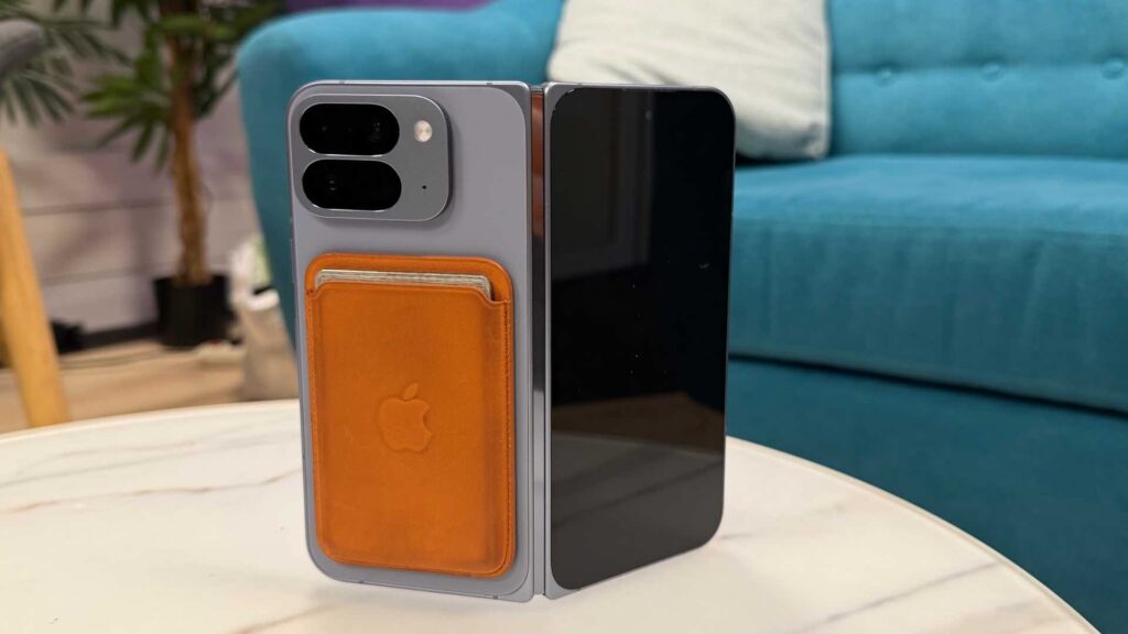 Le support MagSafe d'Apple sur un smartphone Google : oui c'est possible. // Source : Numerama Le support MagSafe d'Apple sur un smartphone Google : oui c'est possible. // Source : Numerama