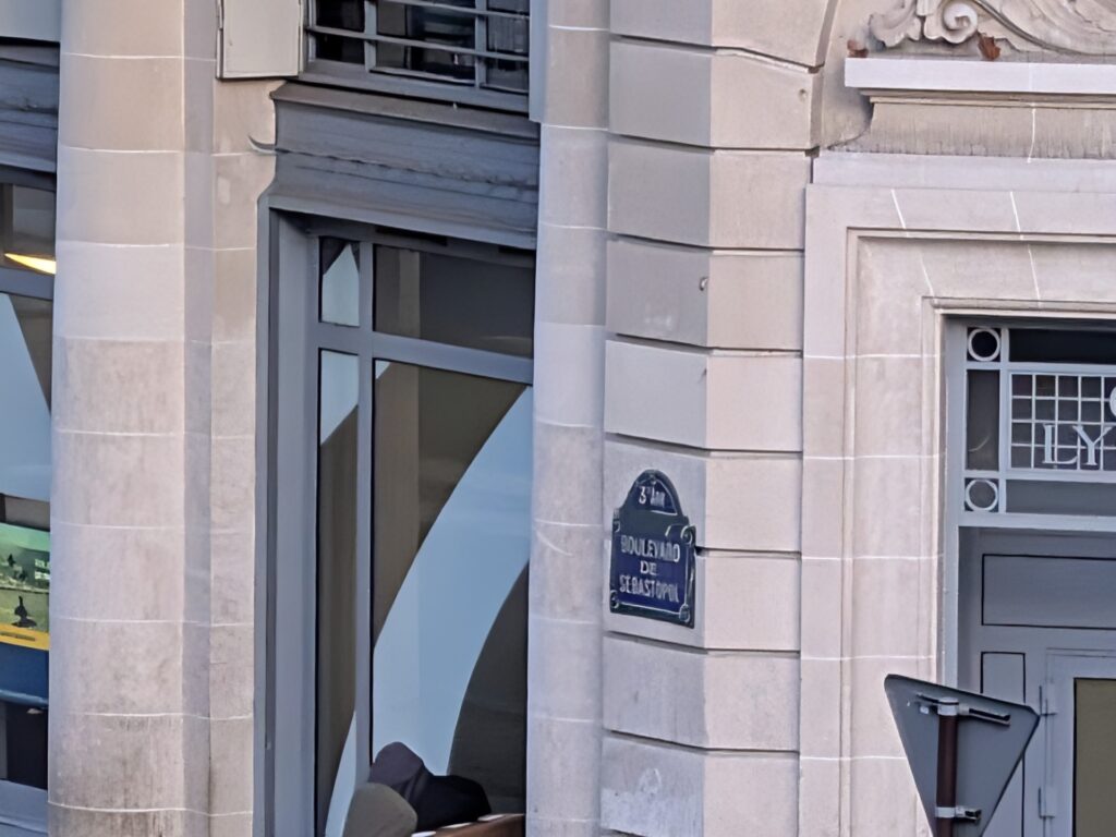 Le zoom numérique x20, malgré des ajustements IA, peine à offrir une qualité digne des autres Pixel 10. La limite matérielle est bien là. Le zoom numérique x20, malgré des ajustements IA, peine à offrir une qualité digne des autres Pixel 10. La limite matérielle est bien là.