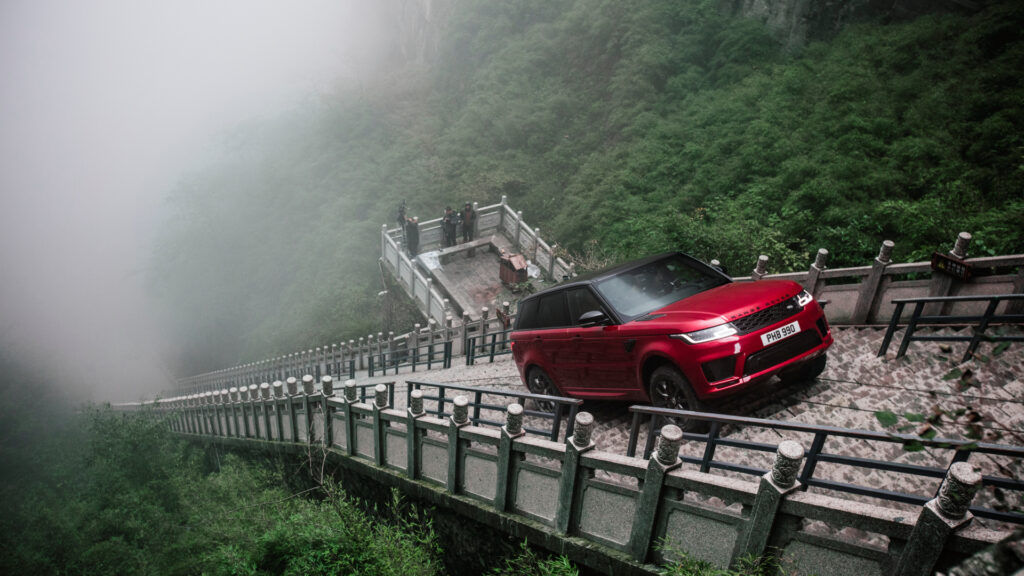 L'ascension est plus raide qu'il n'y paraît sur la vidéo - ici une photo de l'exploit Range Rover // Source : Range Rover L'ascension est plus raide qu'il n'y paraît sur la vidéo - ici une photo de l'exploit Range Rover // Source : Range Rover
