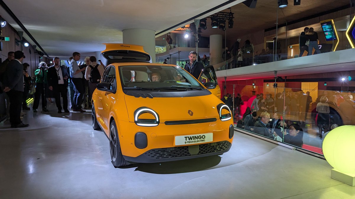 Renault Twingo jaune mango lors du reveal // Source : Raphaelle Baut pour Numerama Renault Twingo jaune mango lors du reveal // Source : Raphaelle Baut pour Numerama
