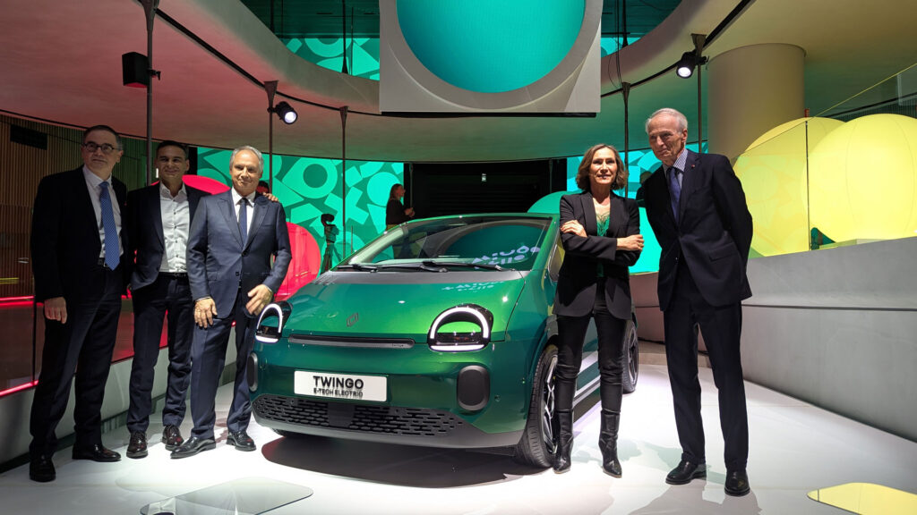 L'équipe dirigeante de Renault et les responsables du projet réunis pour officialiser la Twingo // Source : Raphaelle Baut pour Numerama L'équipe dirigeante de Renault et les responsables du projet réunis pour officialiser la Twingo // Source : Raphaelle Baut pour Numerama