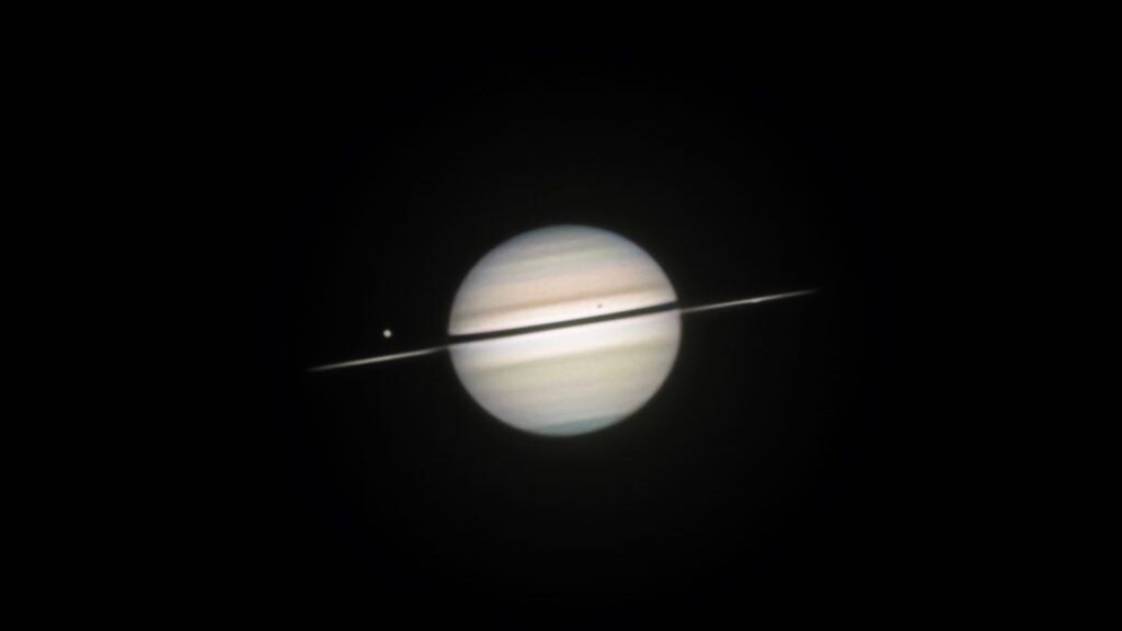 « Disparition » des anneaux de Saturne dans la nuit du 22 au 23 novembre 2025. // Source : Via X @SeVoSpace (photo recadrée) « Disparition » des anneaux de Saturne dans la nuit du 22 au 23 novembre 2025. // Source : Via X @SeVoSpace (photo recadrée)