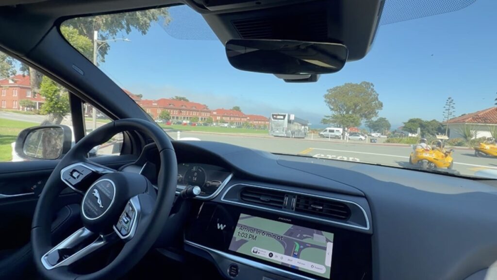 Le volant qui tourne tout seul peut être surprenant, mais la technologie est redoutablement efficace. Le volant qui tourne tout seul peut être surprenant, mais la technologie est redoutablement efficace.