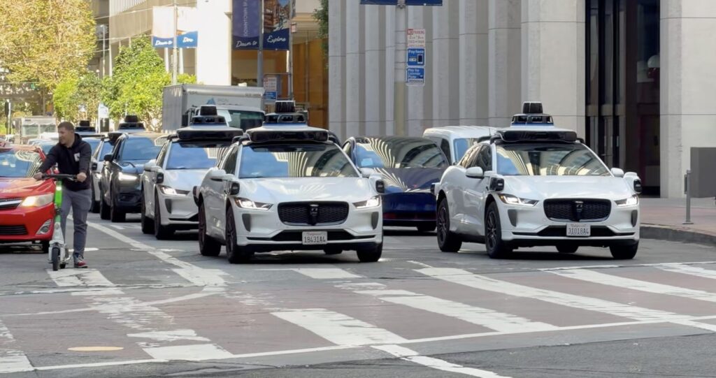 Sur cette seule intersection, il y a au moins cinq Waymo visibles. Sur cette seule intersection, il y a au moins cinq Waymo visibles.