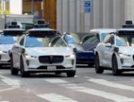 Sur cette seule intersection, il y a au moins cinq Waymo visibles. Sur cette seule intersection, il y a au moins cinq Waymo visibles.