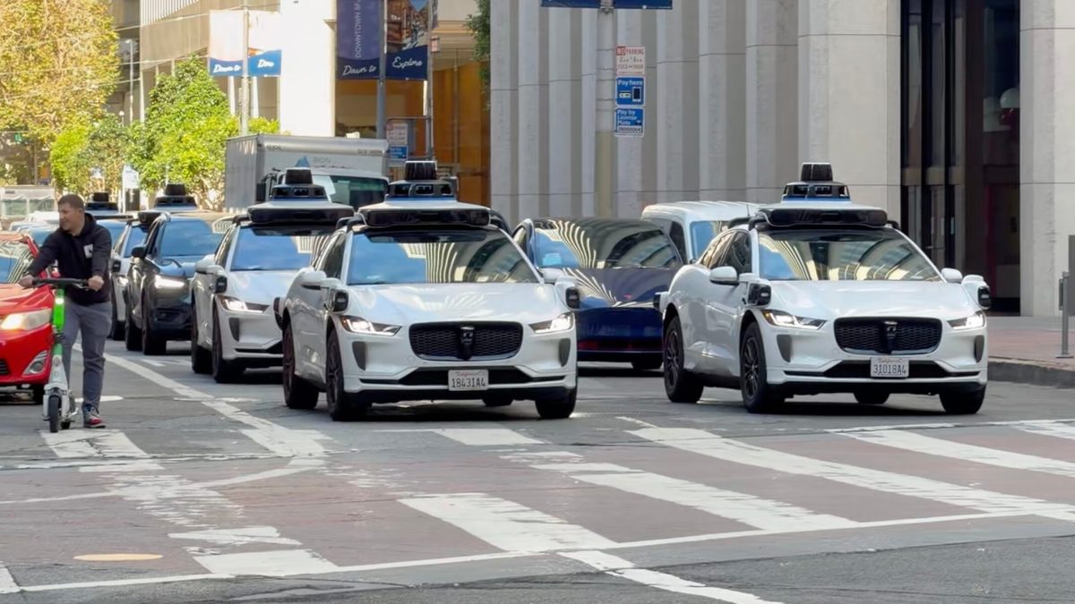 Sur cette seule intersection, il y a au moins cinq Waymo visibles. Sur cette seule intersection, il y a au moins cinq Waymo visibles.