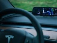 La marque Enhance a conçu un écran conducteur personnalisable pour les Tesla Model 3 et Model Y. // Source : Enhance