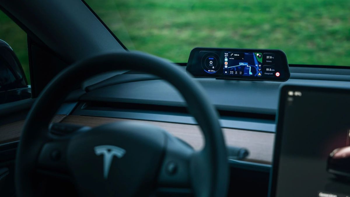 La marque Enhance a conçu un écran conducteur personnalisable pour les Tesla Model 3 et Model Y. // Source : Enhance La marque Enhance a conçu un écran conducteur personnalisable pour les Tesla Model 3 et Model Y. // Source : Enhance