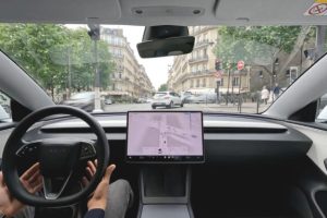 Tesla teste la conduite autonome FSD à Paris. // Source : Tesla Tesla teste la conduite autonome FSD à Paris. // Source : Tesla
