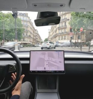 Tesla teste la conduite autonome FSD à Paris. // Source : Tesla Tesla teste la conduite autonome FSD à Paris. // Source : Tesla