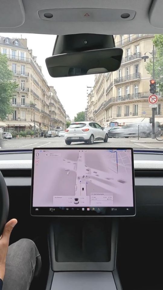 Tesla teste la conduite autonome FSD à Paris. // Source : Tesla Tesla teste la conduite autonome FSD à Paris. // Source : Tesla