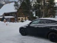 Une Tesla Model Y sous la neige. // Source : Bob Jouy pour Numerama