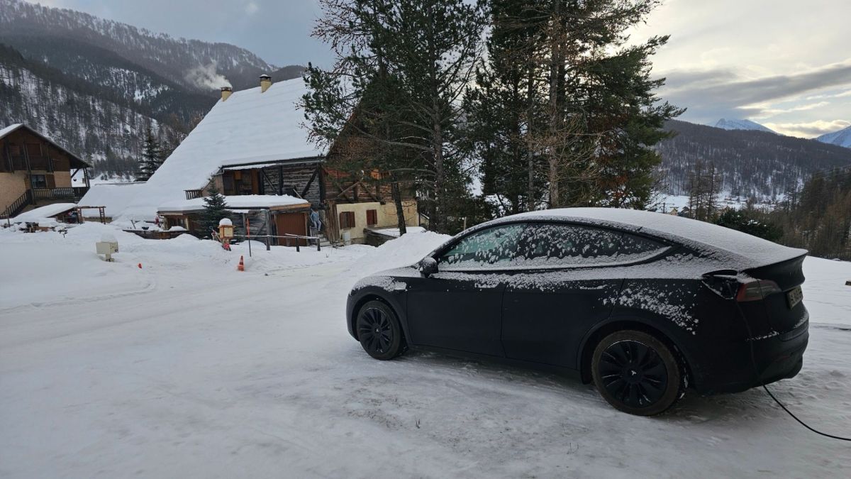 Une Tesla Model Y sous la neige. // Source : Bob Jouy pour Numerama
