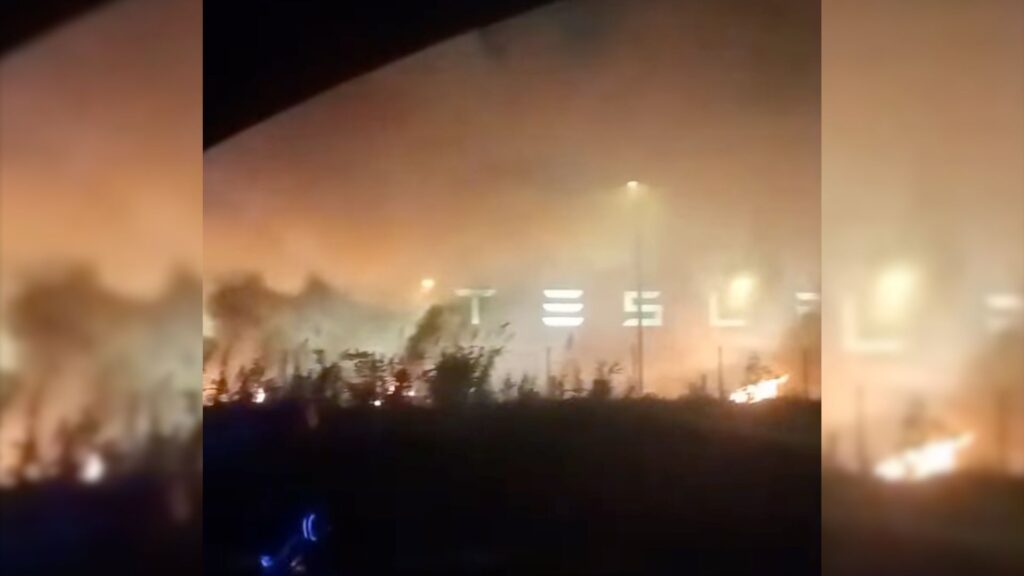 Un incendie a ravagé 24 voitures Tesla près de Marseille // Source : Gilles Petras via Facebook Un incendie a ravagé 24 voitures Tesla près de Marseille // Source : Gilles Petras via Facebook