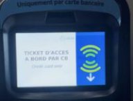 Le validateur CB dans le bus. // Source : Numerama Le validateur CB dans le bus. // Source : Numerama