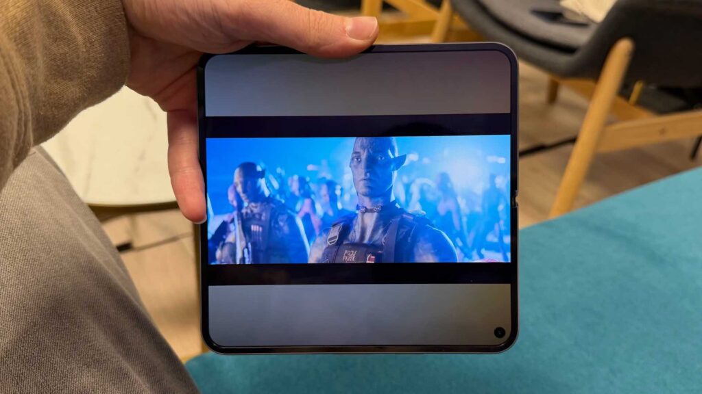 Entre les bandes non noires de YouTube et les bandes noires de la vidéo, regarder une vidéo sur un Pixel 10 Pro Fold n'est pas toujours pratique. // Source : Numerama Entre les bandes non noires de YouTube et les bandes noires de la vidéo, regarder une vidéo sur un Pixel 10 Pro Fold n'est pas toujours pratique. // Source : Numerama