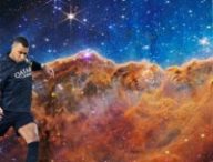 Mbappé jouant sur la nébuleuse de la Carène vue par le JWST. Montage Numerama