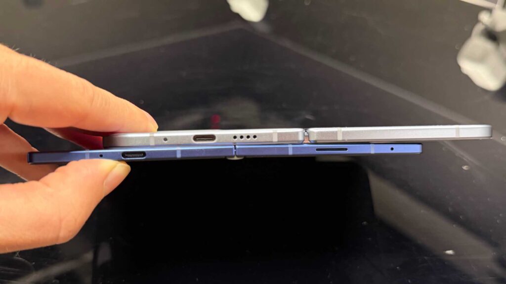 Après avoir tenu un Samsung Z Fold 7 en main (en bas), le Pixel 10 Pro Fold (en haut) perd en praticité. // Source : Numerama Après avoir tenu un Samsung Z Fold 7 en main (en bas), le Pixel 10 Pro Fold (en haut) perd en praticité. // Source : Numerama