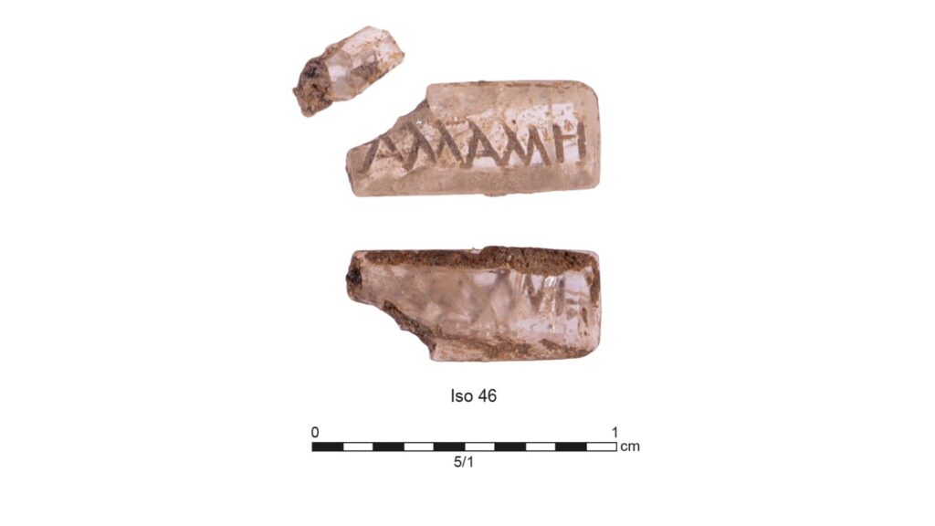 Intaille (en cristal de roche ?), gravée d’un patronyme (?) en grec (Allallé ?), qui était vraisemblablement montée sur une bague en or découverte à proximité. // Source : Frédéric Prodeo, Inrap Intaille (en cristal de roche ?), gravée d’un patronyme (?) en grec (Allallé ?), qui était vraisemblablement montée sur une bague en or découverte à proximité. // Source : Frédéric Prodeo, Inrap