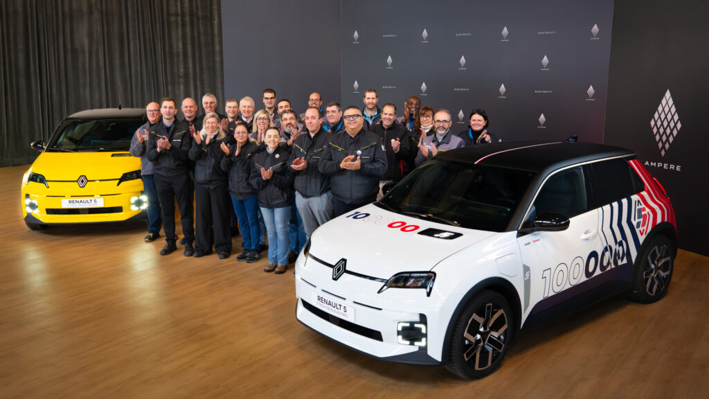 Renault 5 et son 100 000e exemplaire // Source : Renault Renault 5 et son 100 000e exemplaire // Source : Renault