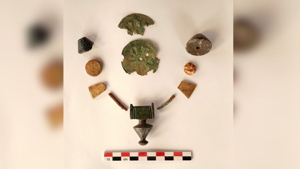 Bijoux et ornements trouvés dans l'enterrement, reflétant la richesse et le statut de la femme aristocratique. // Source : Ministère grec de la Culture Bijoux et ornements trouvés dans l'enterrement, reflétant la richesse et le statut de la femme aristocratique. // Source : Ministère grec de la Culture